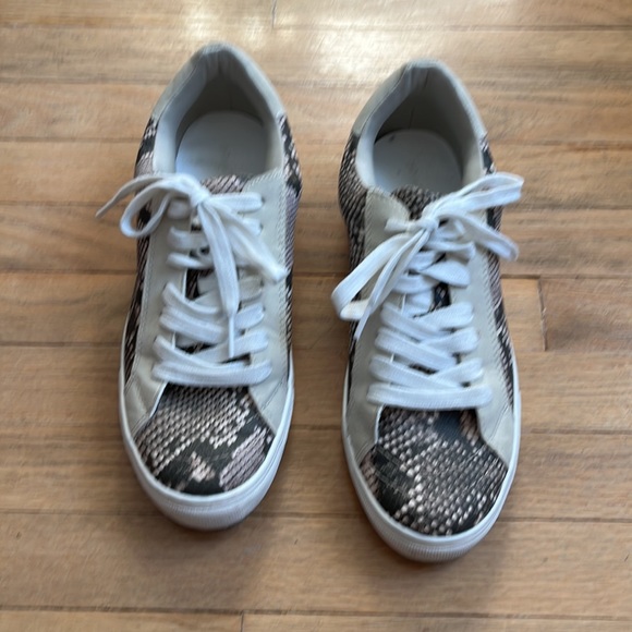 Universal Threads Sneakers - Picture 2 of 4